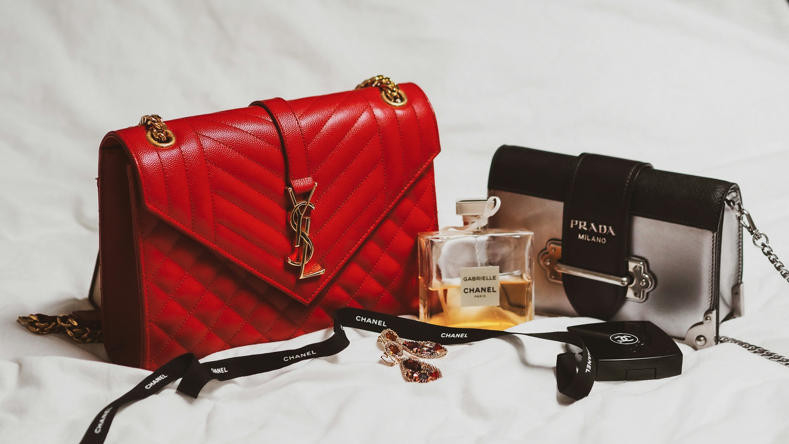 Chanel Classic Flap Medium 캐비어 블랙